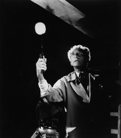 Люсьен Клерг. Жан Кокто протыкает шар с дымом. Студия Викторина, Ницца, 1959.
© Люсьен Клерг /  Lucien Clergue 2011